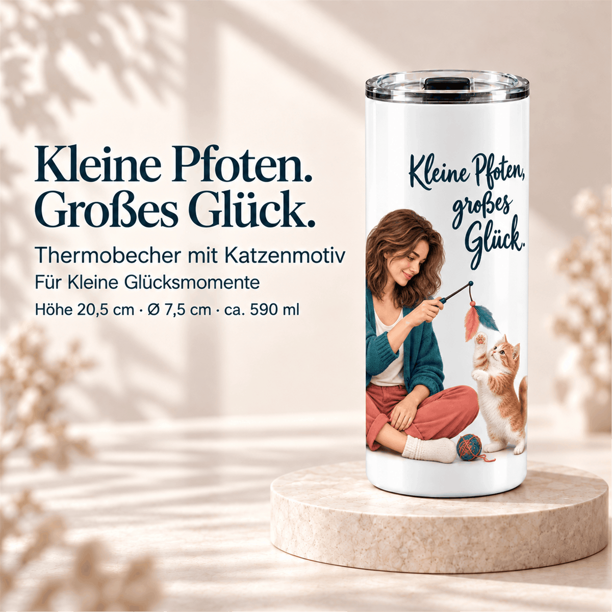 Weißer Thermobecher mit Frau und spielendem Kätzchen sowie dem Spruch „Kleine Pfoten, großes Glück“
