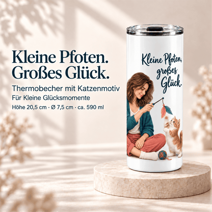 Weißer Thermobecher mit Frau und spielendem Kätzchen sowie dem Spruch „Kleine Pfoten, großes Glück“