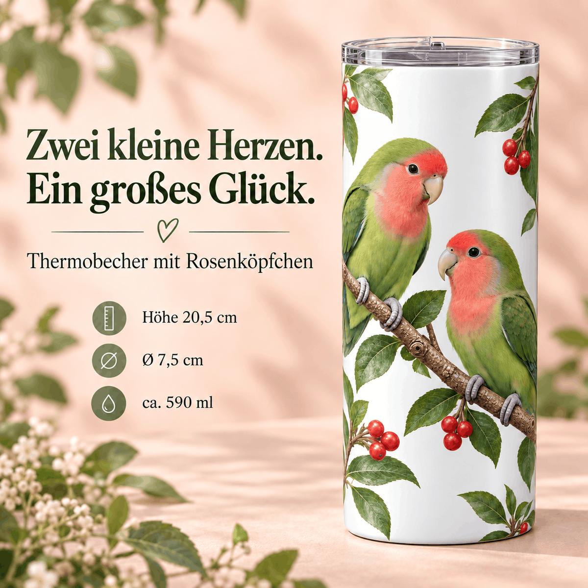 Weißer Thermobecher mit zwei grün-roten Rosenköpfchen auf einem Ast mit Blättern und roten Beeren