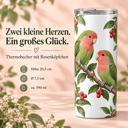 Weißer Thermobecher mit zwei grün-roten Rosenköpfchen auf einem Ast mit Blättern und roten Beeren