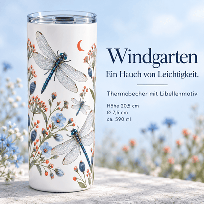 Weißer Thermobecher „Windgarten“ mit blauen Libellen, Blüten, Pflanzen und einer orangefarbenen Mondsichel