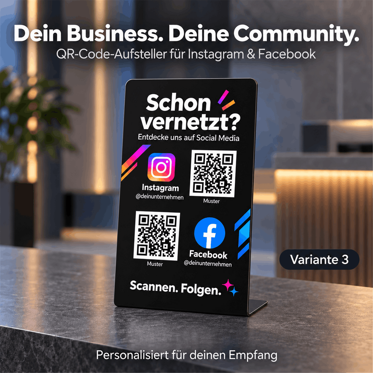 Schwarzer Social-Media-Thekenaufsteller auf einer dunklen Empfangstheke, mit „Schon vernetzt?“, Instagram- und Facebook-Logos sowie zwei weißen QR-Code-Flächen.