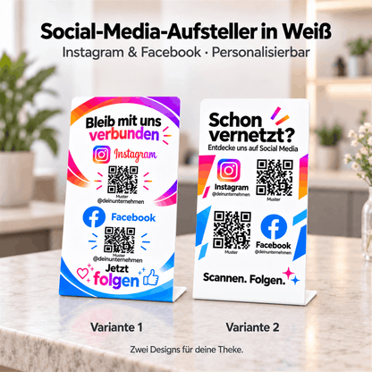 Zwei weiße Social-Media-Aufsteller für Instagram und Facebook auf einer hellen Theke: Variante 1 mit bunten Farbbögen und Variante 2 mit geometrischen Farbakzenten.