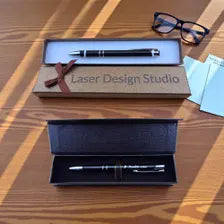 Personalisierter Metall Kugelschreiber schwarz mit Gravur & Geschenkbox – edles Geschenk mit Namensgravur zum Geburtstag oder Weihnachten